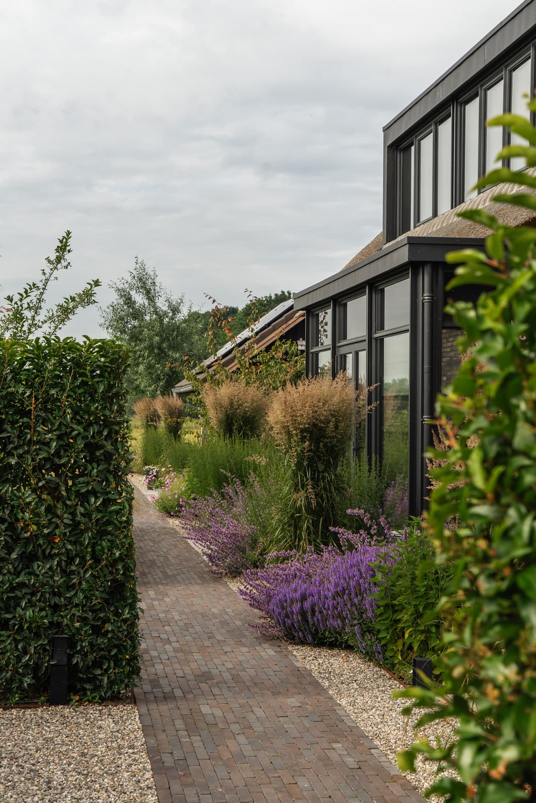 Aangelegde landelijke tuin met zwembad in Doornenburg door Van Rijbroek Hoveniers — foto 14 van 20
