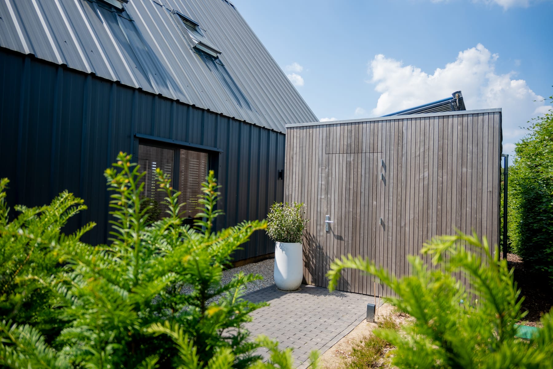 Aangelegde tuin in Heumen door Van Rijbroek Hoveniers — foto 1 van 13