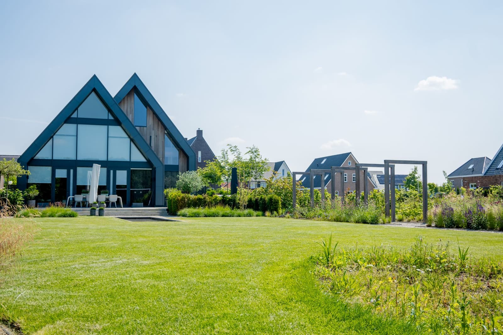 Aangelegde tuin in Heumen door Van Rijbroek Hoveniers — foto 2 van 13
