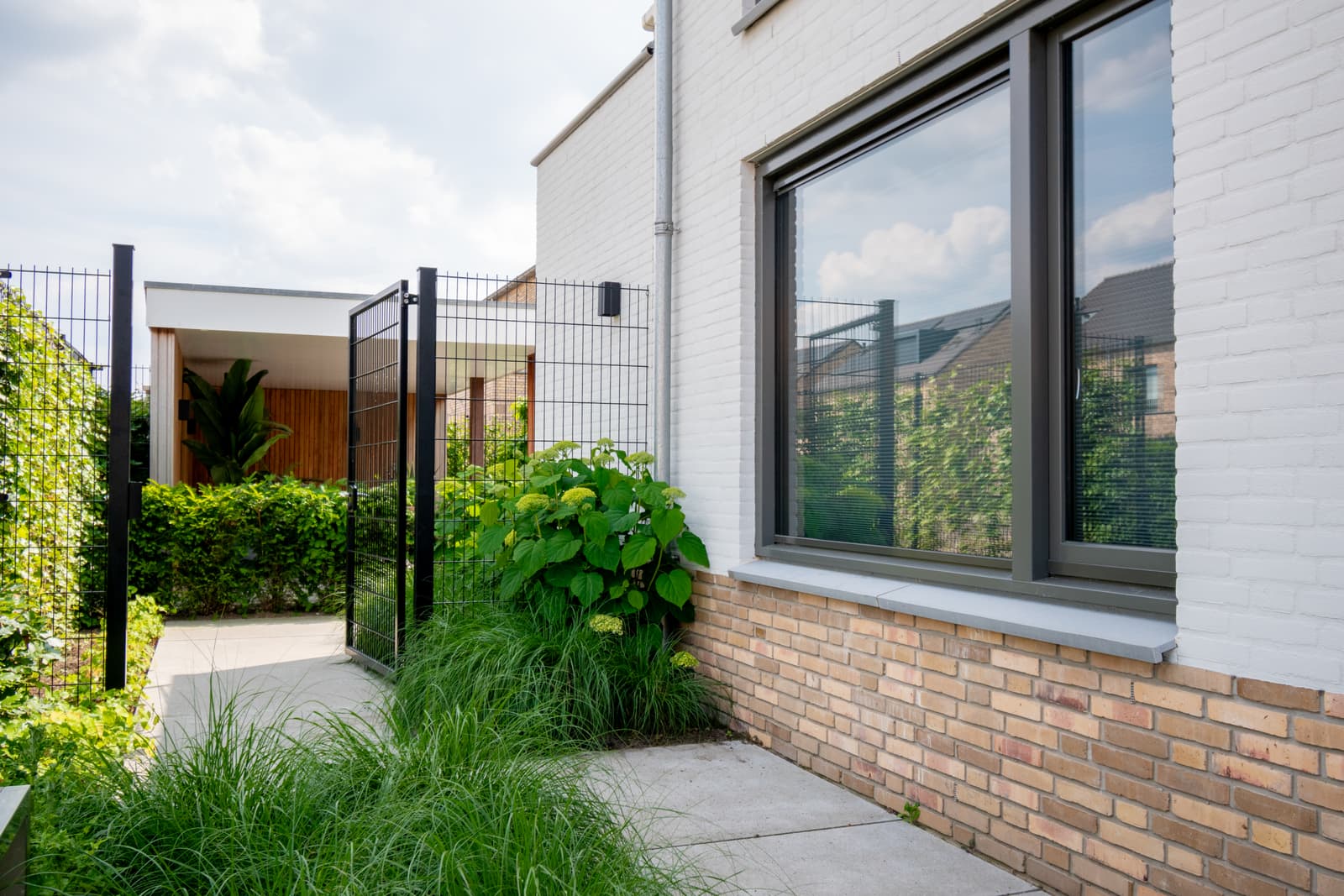 Aangelegde moderne gezinstuin in Nijmegen-Noord door Van Rijbroek Hoveniers — foto 8 van 10