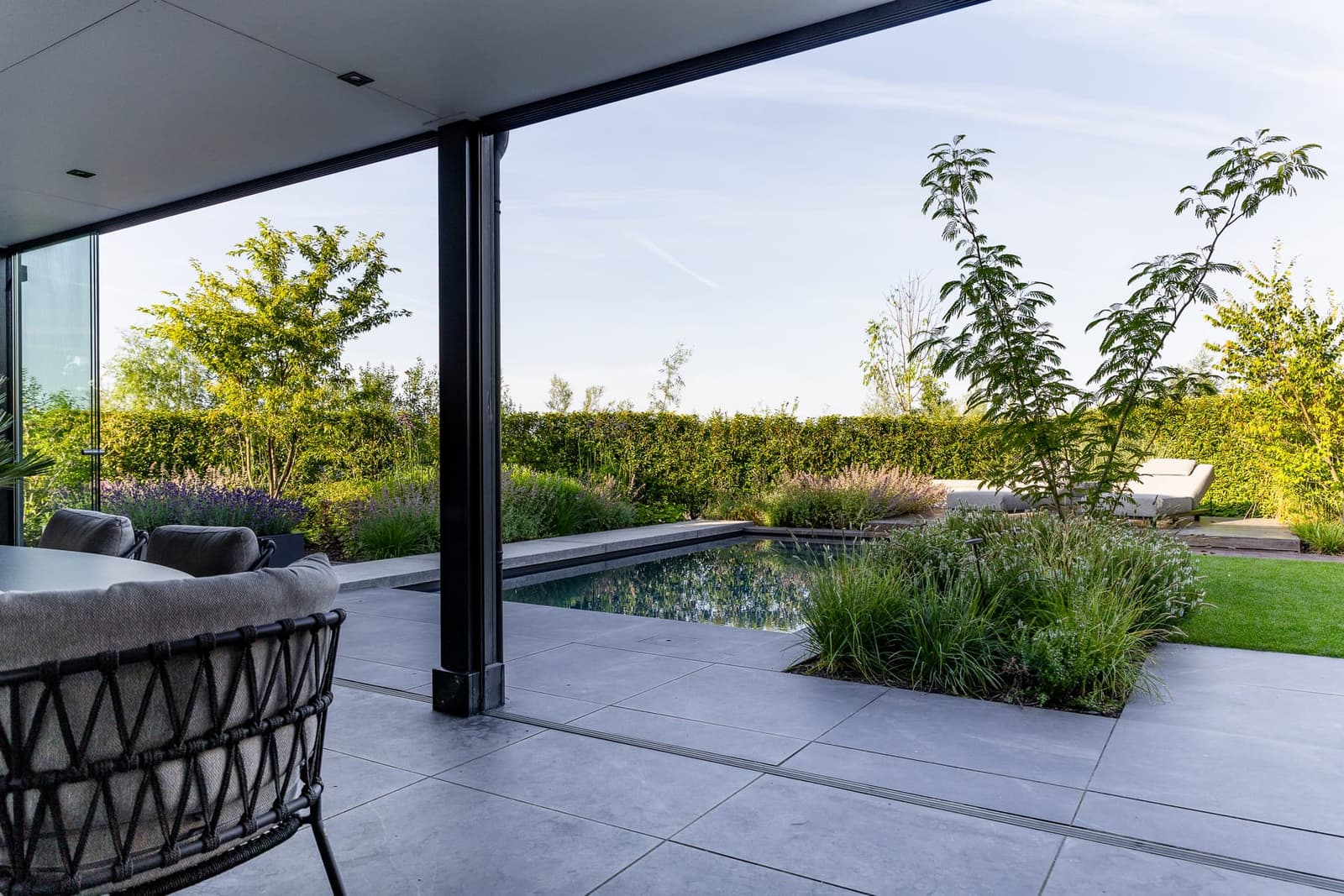 Aangelegde tuin met zwembad in Valburg door Van Rijbroek Hoveniers — foto 8 van 20